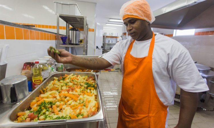 Restaurante em Lisboa Procura Ajudante de Cozinha para Turnos Fixos