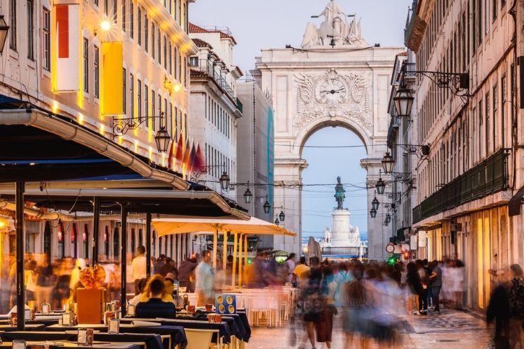 Restaurante em Lisboa Procura Ajudante de Cozinha para Turnos Fixos